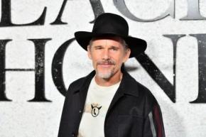 『ブラックフォン ２』“死んだ殺人鬼”役イーサン・ホーク、脚本を待たず再演快諾　「間違いなく素晴らしい作品になる」［ホラー通信］