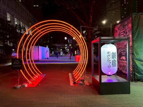 西新宿で出会うネオンの散歩道!? 体験型イルミネーション「Shinjuku