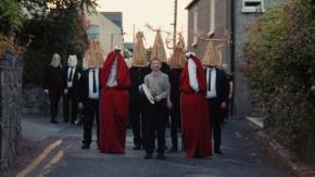 血塗られた花嫁、町を練り歩く藁帽子の一行　アイルランド発フォークホラー『FRÉWAKA／フレワカ』場面写真［ホラー通信］