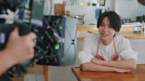 timelesz橋本将生さんが初の単独CM出演！「ハレの日」に作るモッツァレラ料理を手際よく調理する姿も