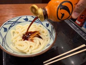 丸亀製麺の裏技「だしソースぶっかけうどん」が中毒性高すぎるウマさ! 野菜かき揚げも足したらちょっと興奮してきた