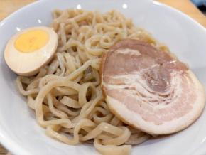 煮干しがガツン! 名店「とんちぼ」の濃厚つけめんをチルド麺で再現!