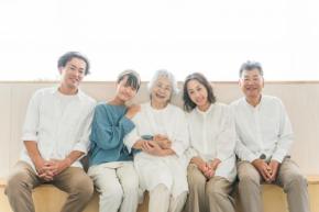 お金のこと親に聞ける？ 約半数が「親の気分を害しそう」と躊躇 / 親の気分を害さない会話のヒントとは