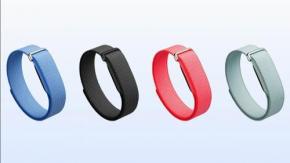 Googleが画面レスのフィットネストラッカー「Fitbit Air」を5月26日発売 健康管理アプリは「Google Health」に移行へ