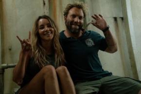 船長の“赤パン”ダンスや仲良しショットも　サメ✕殺人鬼の異色スリラー『デンジャラス・アニマルズ 絶望海域』メイキング写真［ホラー通信］