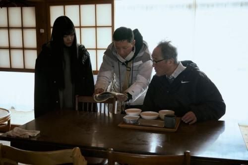 『氷血』メイキング写真　加藤千尋、佐野史郎に脚本を説明する内藤瑛亮監督