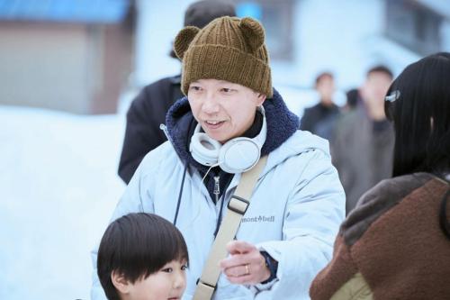 『氷血』メイキング写真　耳付きニット帽がチャーミングな内藤監督
