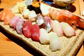 【広島市×酒場3選】希少酒満載の立ち飲み、地酒激安飲み放題の寿司、日本2位のジンBARで酔う！