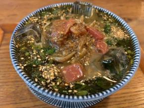 神保町の夏の傑作! 「キッチンきらく」の「モロヘイヤの冷やがけ中華そば」は今夏屈指の一杯だった