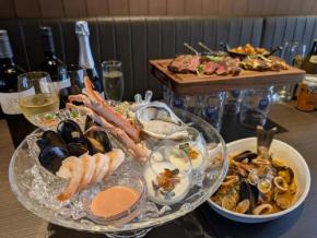 海辺の地中海グリル&バーレストランがみなとみらいに!ライブ感あふれる料理体験も楽しめる「ブラウアターフェル横浜」
