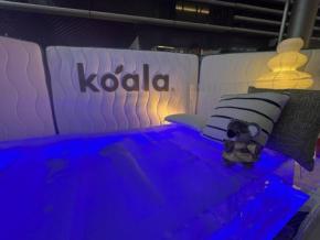 「八重洲夜市」に“本物の氷”のマットレスが出現! 実際に触れる&豪華賞品がゲット出来る水鉄砲ゲームも