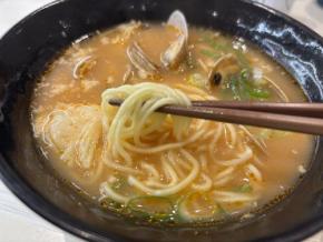 はま寿司が洋風ラーメンでも大ブレイク！「あさりとチーズのトマトラーメン」が最高に旨い