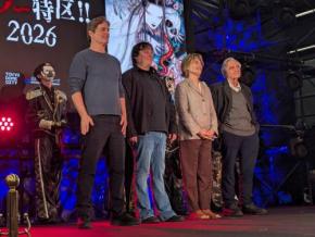 「東京に来るのは初めて」　『グレムリン』ジョー・ダンテ監督、ザック・ギャリガンらと「東京ホラー特区!!2026」オープニングセレモニーに登壇［ホラー通信］