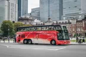「二階建てバス」と「回転寿司」という異業種をコラボさせた「SUSHI BUS」が2026年10月10日から運行開始