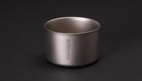 エバニューが、チタン絞り加工の限界に挑戦！ わずか 0.2mm 厚の超軽量チタンカップが誕生。