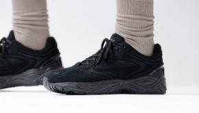 アーバンリサーチドアーズ×ムーンスターの別注スニーカーは、黒で統一したミニマルで品の良い仕上がりに。