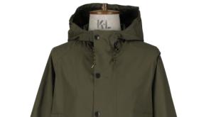 サイの新作フーデッドコートは、丈が調整可能な全天候型。