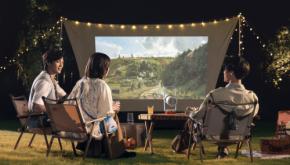 キャンプでも手軽に映画やゲームを満喫できる「エクスジミー」のポータブルプロジェクター“ノヴァ”にフォーカス！