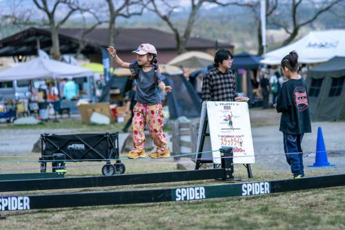 スラックラインに挑戦するキッズ