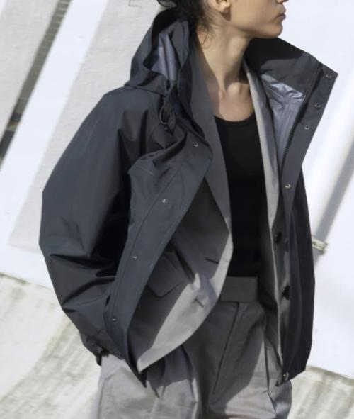 ミズノとマーガレット・ハウエルのコラボアイテム（Gore-Tex RECYCLED POLYESTER POPLIN COAT）を着用する女性モデル