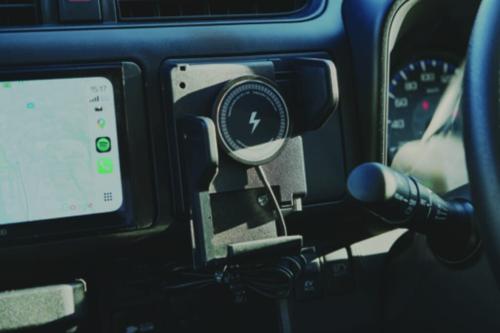 トヨタ プロボックス 使いやすいように高さを調節し、充電機能をプラスした純正のスマホホルダー。