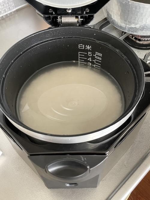 「カセットガス炊飯器“PROGOHAN”」に3合のお米をセット。