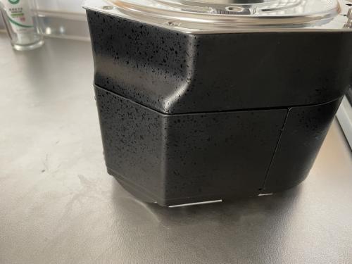 「カセットガス炊飯器“PROGOHAN”」のカセットガス挿入口(閉じた状態)