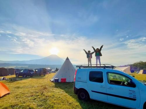 富士山を背景にテントサイトと子どもの記念写真