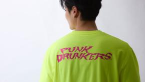 背中で語るポップなデザイン。一枚でコーディネートを決めるバック刺繍&プリントロンT。【買えるGO OUT】