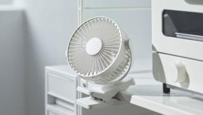 無印良品から登場のクリップファンは、置いて、挟んで、吊るして使える快適涼品。