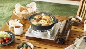 イワタニの新作カセットフー “ウィンドシールド”なら風が吹いても火がぶれずキャンプ飯でも安心クッキング。