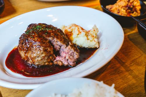 馬喰町のダイナー「フクモリ」の山形牛ハンバーグ定食