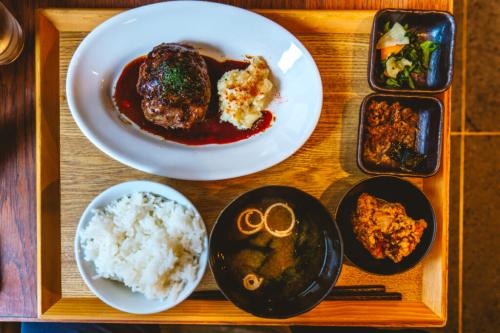 馬喰町のダイナー「フクモリ」の山形牛ハンバーグ定食