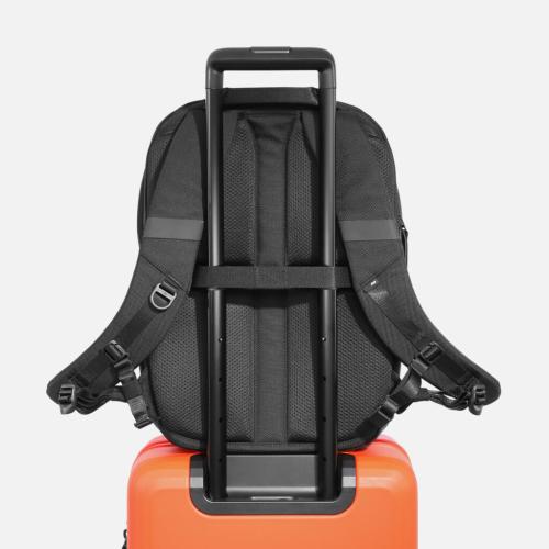 City Pack Pro 2 20L背面キャリーケース取り付けパススルー