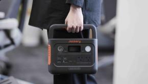 ジャクリの小型ポータブル電源が、更に使いやすく進化。3.7kgと軽量だから持ち運びもスムーズ。