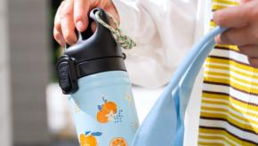 チャムスから、オレンジがメインモチーフのボトルシリーズが登場。夏を気持ちよく過ごすためのマストアイテム。