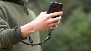 もうスマホを落とさない! ルートコーが別注したヨセミテハンドストラップは、見た目も機能も文句なし。