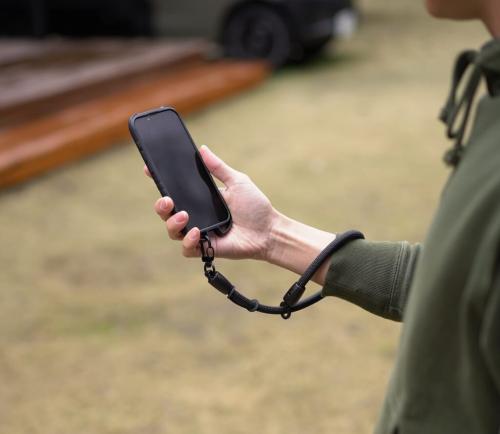 EPM × ROOT CO.／YOSEMITE HAND STRAP、スマートフォンカバー使用例
