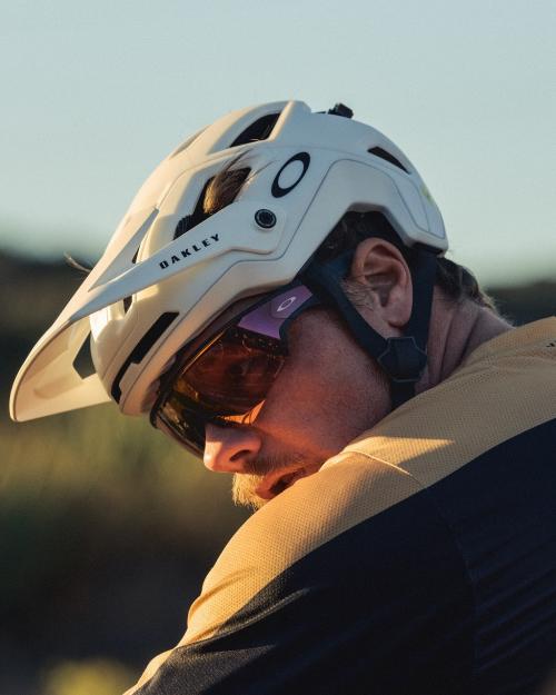 Oakley Meta Vanguard ブラックフレーム Prizm™ Transitions® 着用