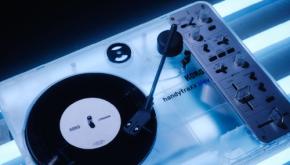 KORGのポータブル・レコードプレーヤーをアトモスが別注。クリア・ホワイトに仕上げられた特別仕様にご注目!