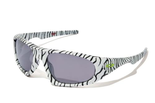 OAKLY<br /> Neoforma　￥25960（ルックスオティカジャパン カスタマーサービス）