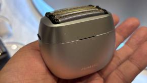 パナソニックの人気シェーバー「パームイン」に最新6枚刃モデルが登場。ワイヤレス充電でさらに使いやすく。