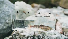 スノーピークから、渓流魚に優しいPVC製の観察・撮影ケースがリリース。ソフトボディで携行性も◎。