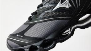 ミズノの名作シューズ“WAVE PROPHECY LS GTX”に新色が追加。シルバーが引き立てる近未来的なフォルムに注目を。