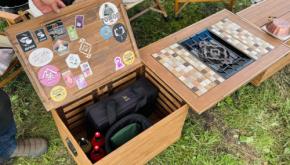 収納ボックスがテーブルに変身。車載まで計算された、キャンパー渾身のDIYファニチャー。