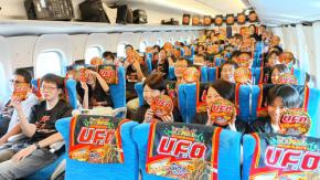 東海道新幹線の日常がぶっ濃い理不尽！ 日清焼そば U.F.O. ソースエクスプレス　285km/h 高速列車内が極うま香りと笑いの爆盛に　超絶非日常２時間半　JTB 日清 JR東海