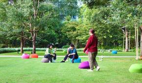 大手町ビル街の癒し森 Otemachi One GARDEN が音楽+アート+食+秋風で五感フル幸せ空間に！ 11/7 までラッセルモーリス展　10/31まで平日夜 MUSIC BAR ＠三井物産ビル直下