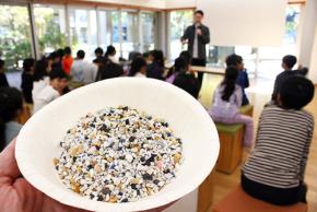 アシックス 廃棄シューズ素材を利活用し循環型経済実現へ前進 新たな提携パートナー企業 団体と組み廃棄靴リサイクル材料利活用の機会創出めざす SDGs特別教育講座も開催