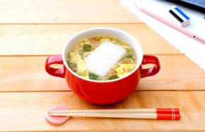 味の素 餅入りスープ「クノール すうぷもっちー」で“もうちっと飯”が◎ 一食あたり 117kcal ECサイト限定 累計販売実績23万食超 受験勉強に 間食に 残業の合間に☆応援ごはん