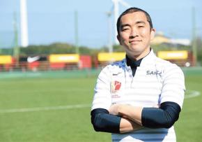 Jリーグ 鹿島アントラーズ チームドクター率いる ANTLERS SPORTS CLINIC アントラーズスポーツクリニックが「接地」を何より重視する理由　膝や腰の痛みの真犯人は足元にある